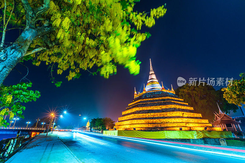 在Phra Chedi Luang in Temple (Wat Ratchaburana)公园的决明子管是泰国phitsanlok的一座佛教寺庙，位于自然黄昏